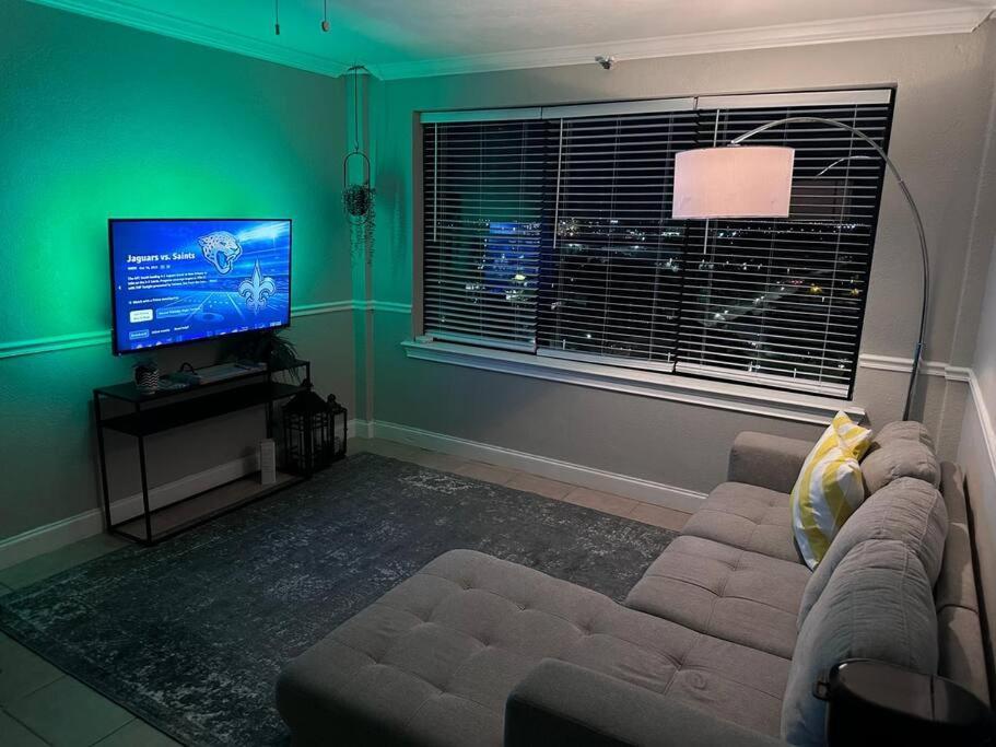 Charming Jax For 4 With Free Parking Apartment