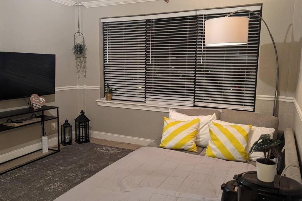 Charming Jax For 4 With Free Parking Apartment